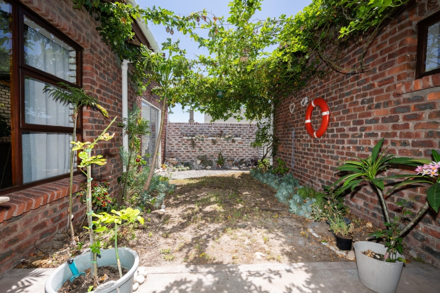 4 Bedroom Property for Sale in Middedorp Western Cape